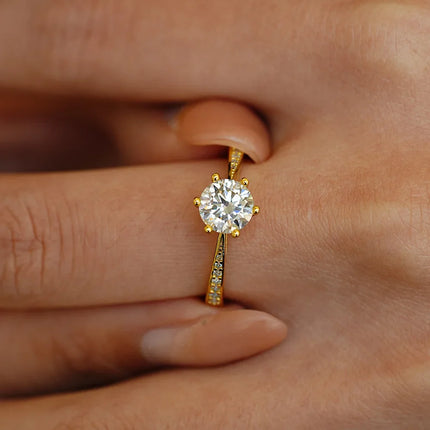 Anillo de Oro de Lujo 18K con Diamante Moissanita – Diseño de Seis Garras para Mujer