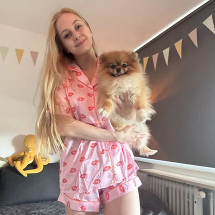 Conjunto de pijama de satén con estampado de labios para mujer, ropa de dormir suave de 2 piezas, Top de manga corta con pantalones cortos, ropa de salón rosa ligera para