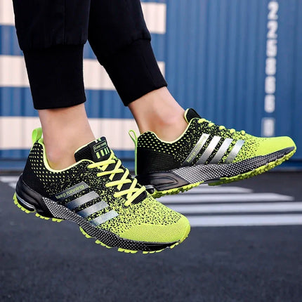 Nuevos zapatos deportivos informales transpirables con superficie de malla voladora para hombres y mujeres, zapatos planos vulcanizados para correr, talla grande 48