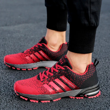 Nuevos zapatos deportivos informales transpirables con superficie de malla voladora para hombres y mujeres, zapatos planos vulcanizados para correr, talla grande 48