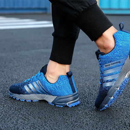 Nuevos zapatos deportivos informales transpirables con superficie de malla voladora para hombres y mujeres, zapatos planos vulcanizados para correr, talla grande 48