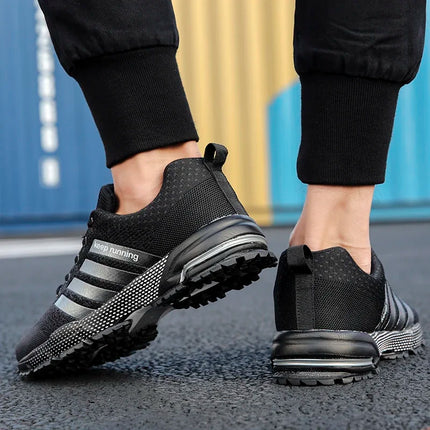 Nuevos zapatos deportivos informales transpirables con superficie de malla voladora para hombres y mujeres, zapatos planos vulcanizados para correr, talla grande 48