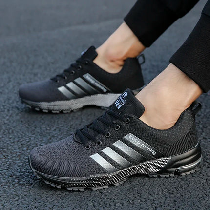 Nuevos zapatos deportivos informales transpirables con superficie de malla voladora para hombres y mujeres, zapatos planos vulcanizados para correr, talla grande 48