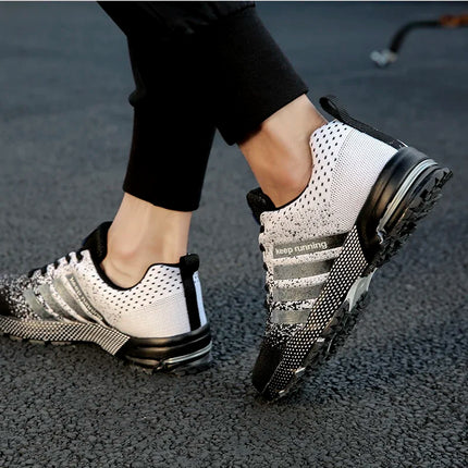 Nuevos zapatos deportivos informales transpirables con superficie de malla voladora para hombres y mujeres, zapatos planos vulcanizados para correr, talla grande 48