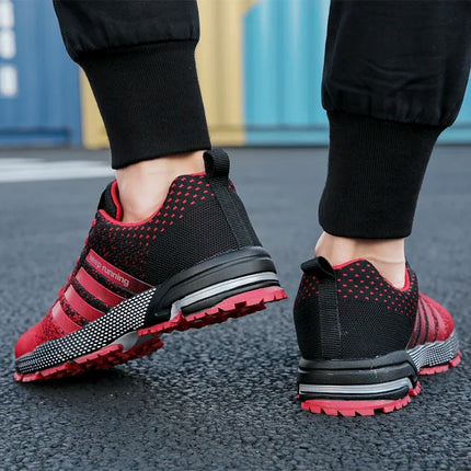 Nuevos zapatos deportivos informales transpirables con superficie de malla voladora para hombres y mujeres, zapatos planos vulcanizados para correr, talla grande 48