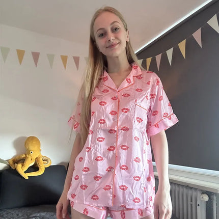 Conjunto de pijama de satén con estampado de labios para mujer, ropa de dormir suave de 2 piezas, Top de manga corta con pantalones cortos, ropa de salón rosa ligera para