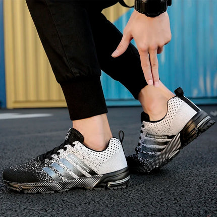 Nuevos zapatos deportivos informales transpirables con superficie de malla voladora para hombres y mujeres, zapatos planos vulcanizados para correr, talla grande 48