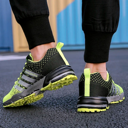 Nuevos zapatos deportivos informales transpirables con superficie de malla voladora para hombres y mujeres, zapatos planos vulcanizados para correr, talla grande 48