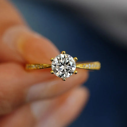 Anillo de Oro de Lujo 18K con Diamante Moissanita – Diseño de Seis Garras para Mujer