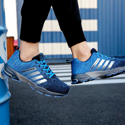 Nuevos zapatos deportivos informales transpirables con superficie de malla voladora para hombres y mujeres, zapatos planos vulcanizados para correr, talla grande 48