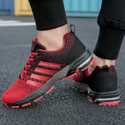 Nuevos zapatos deportivos informales transpirables con superficie de malla voladora para hombres y mujeres, zapatos planos vulcanizados para correr, talla grande 48