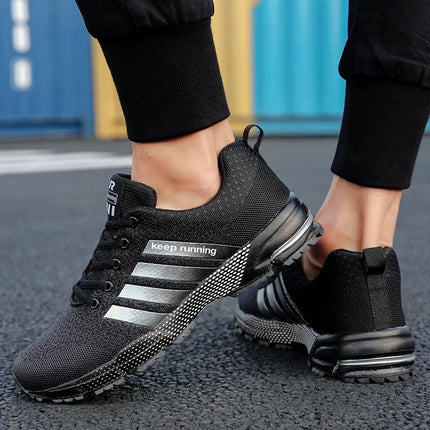 Nuevos zapatos deportivos informales transpirables con superficie de malla voladora para hombres y mujeres, zapatos planos vulcanizados para correr, talla grande 48