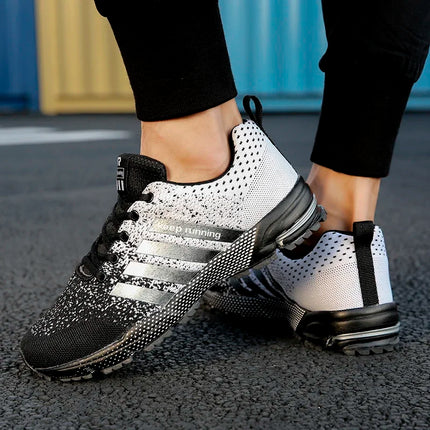 Nuevos zapatos deportivos informales transpirables con superficie de malla voladora para hombres y mujeres, zapatos planos vulcanizados para correr, talla grande 48